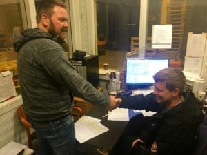 Skipper Åsmund Breivik og vaktleder på Tromsø fryseterminal tar hverandre i handa etter lossing.