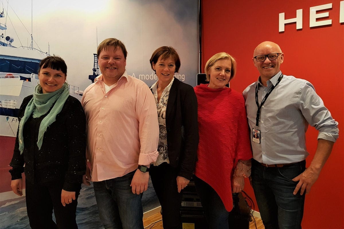 Jan Roger Lerbukt sammen med representanter fra Ungt Entreprnørskap, etter en bedriftspresentasjon.