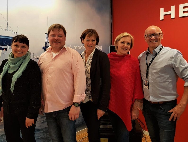 Jan Roger Lerbukt sammen med representanter fra Ungt Entreprnørskap, etter en bedriftspresentasjon.